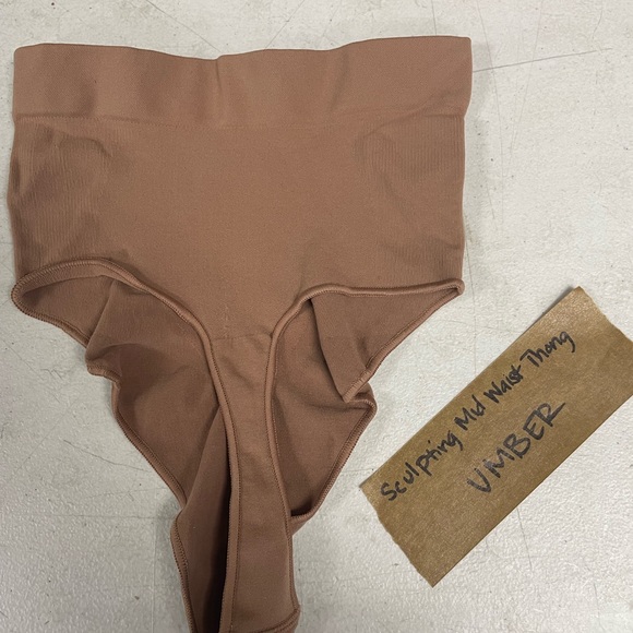 SKIMS - SCULPTING MID WAIST THONG - Picture 5 of 6